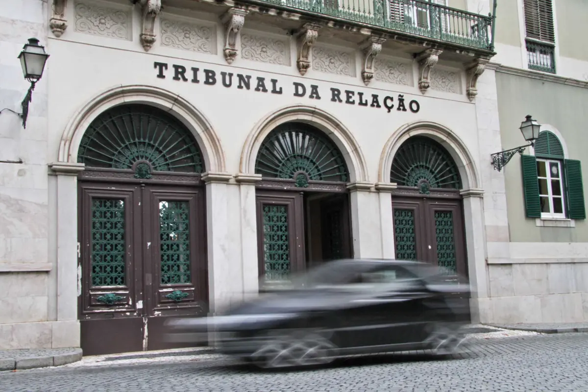 Imagem de contexto do artigo Filhas de homem que baleou companheira condenadas a indemnizar a vítima