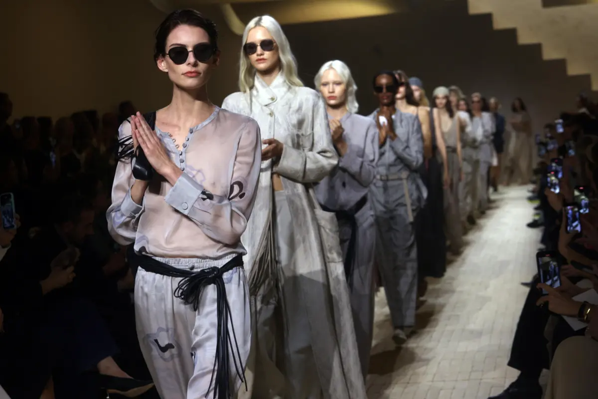 O Teatro Armani voltou a carregar-se de emoção para o derradeiro desfile da Emporio idealizado pelo falecido criador