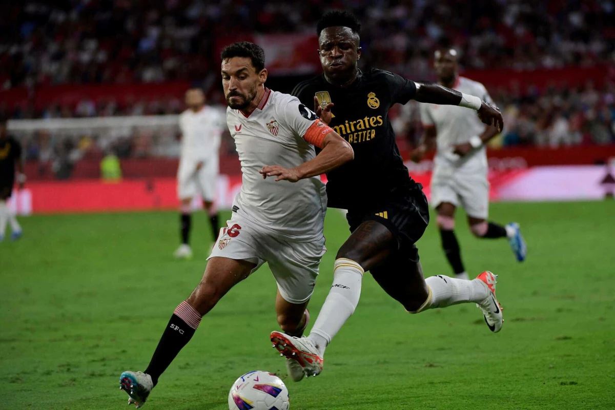 Jesús Navas numa disputa de bola com Vinícius Júnior