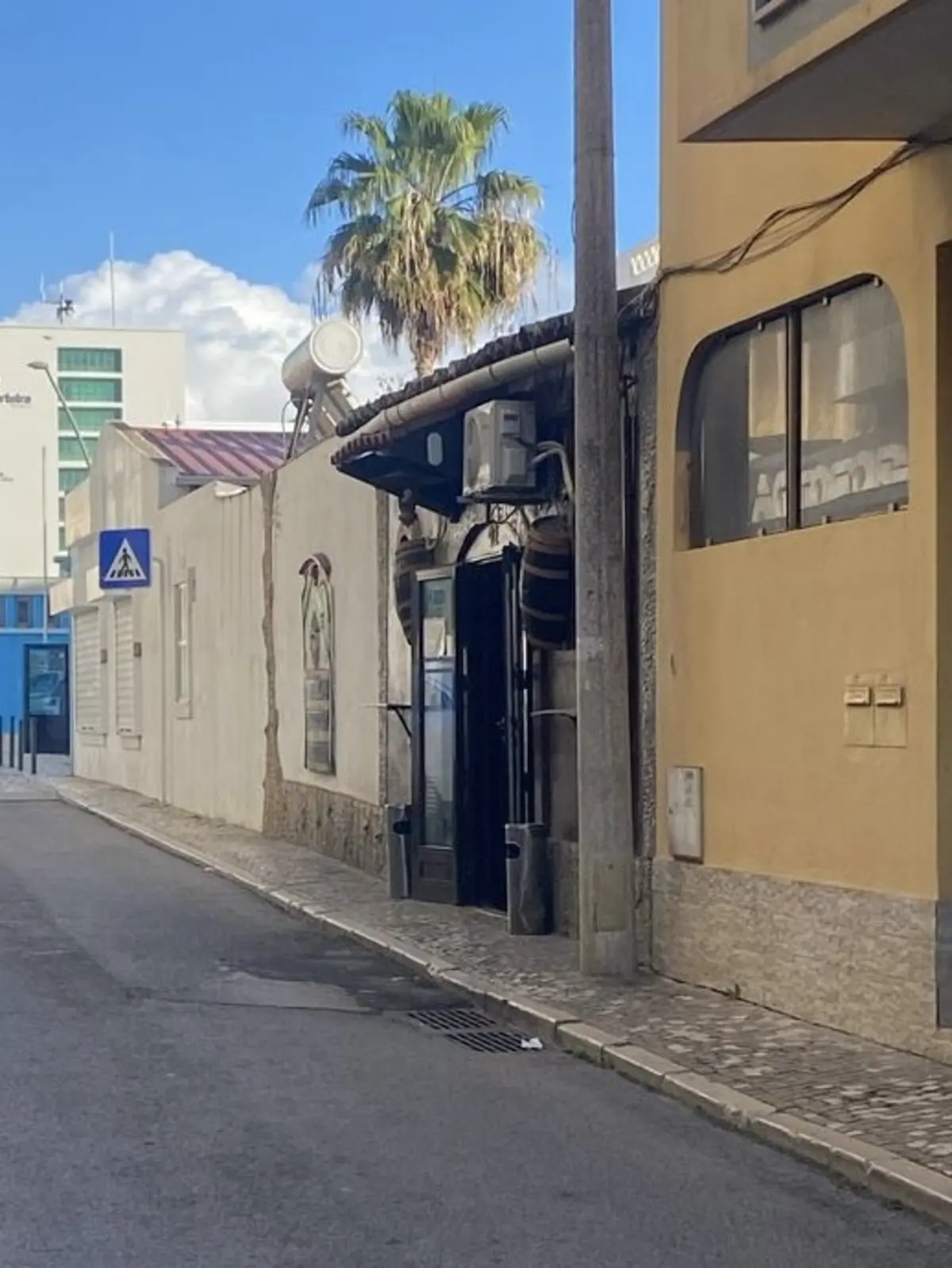 Vítima foi atingida à porta de bar