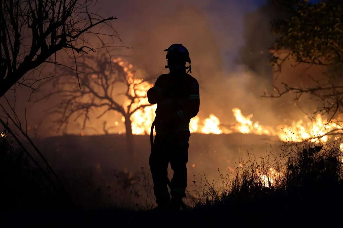 Imagem de contexto do artigo Mais de 600 operacionais combatem incêndio em Lagos