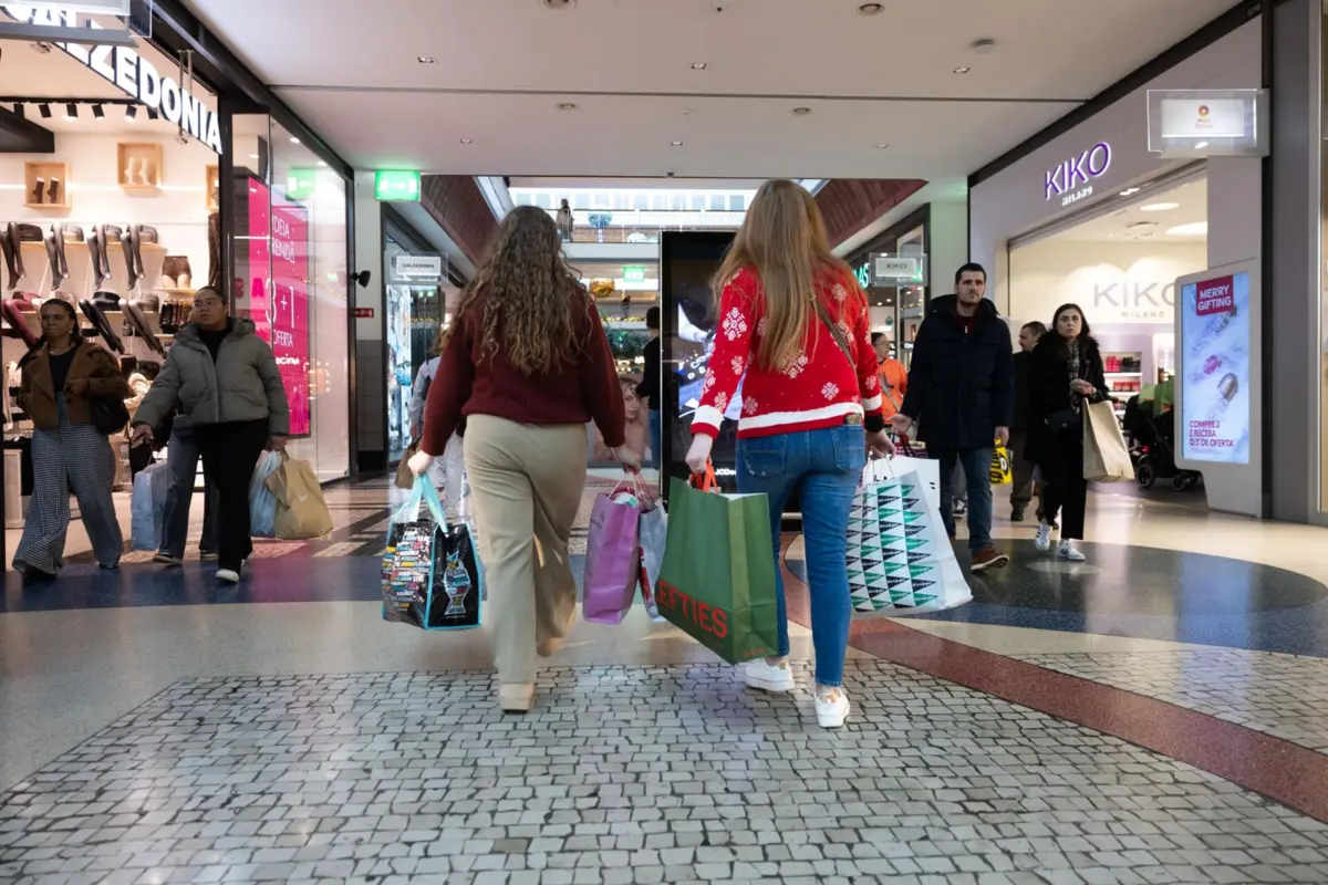 Famílias enchem os centros comerciais para compras de última hora