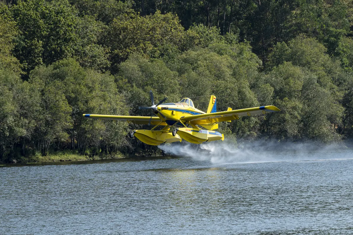Há quatro meios aéreos envolvidos no combate às chamas