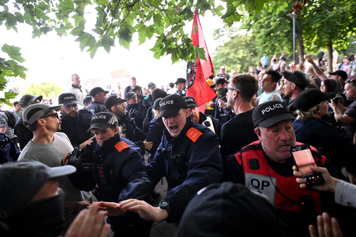 A violência é a pior que Inglaterra já viu desde o verão de 2011, quando ocorreram tumultos generalizados após o assassinato pela polícia de um homem mestiço no norte de Londres