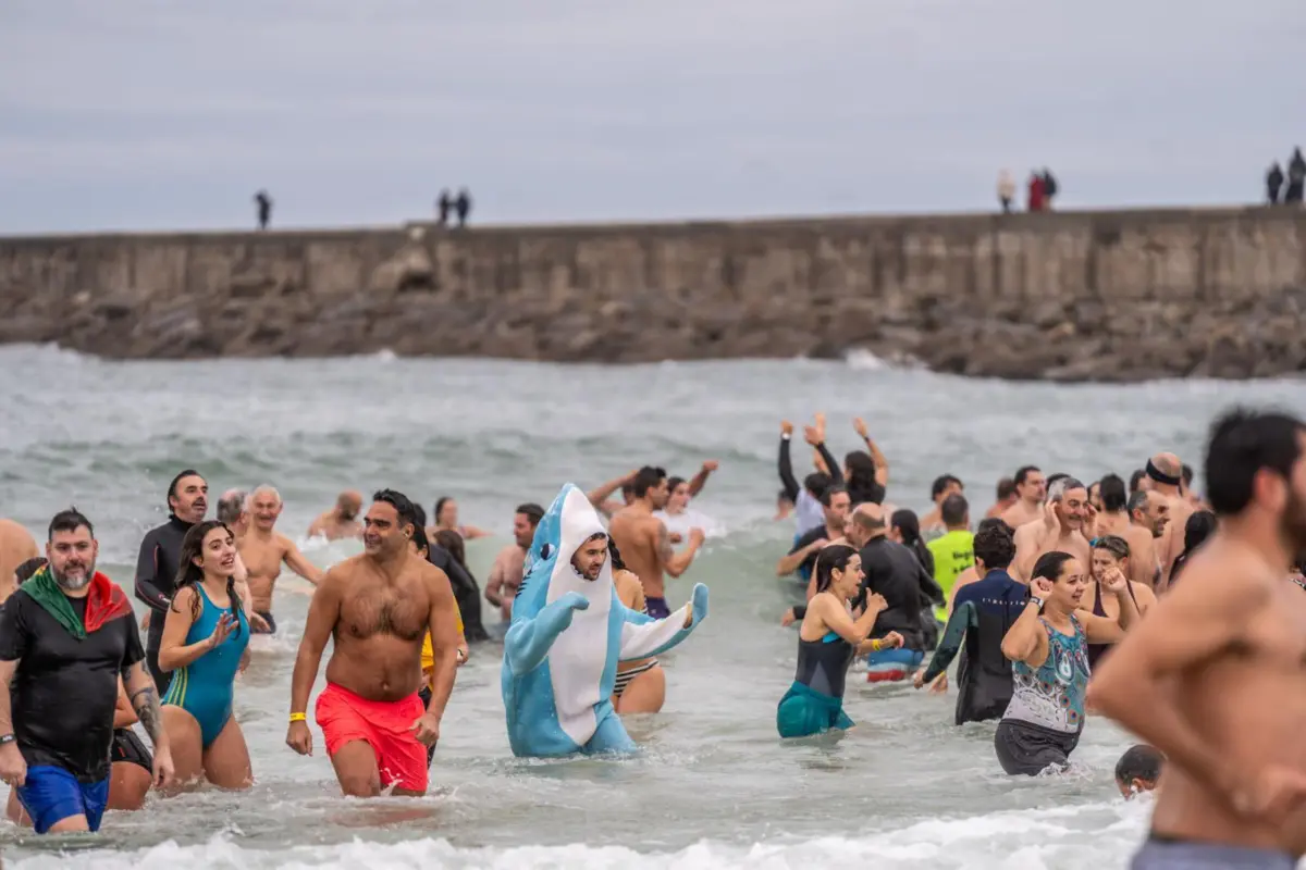 Cada vez há mais gente a mergulhar no primeiro banho do ano na Praia da Barra, em Ílhavo