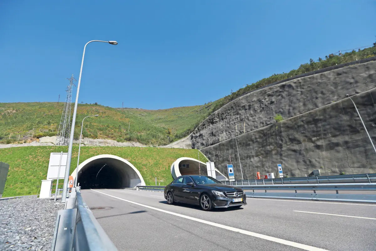 Câmara de Vila Real está disposta a suportar as despesas de retirada dos pórticos no Marão