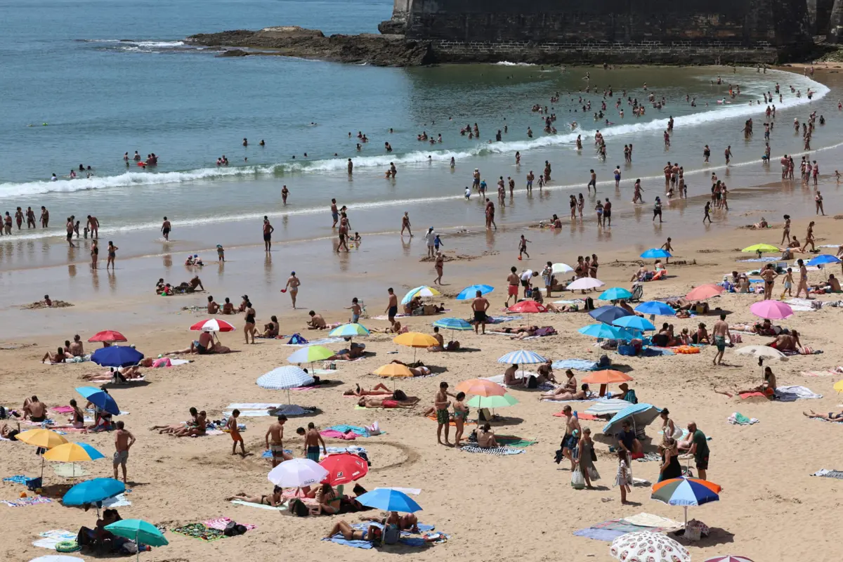 Num sábado de calor forte, muitas pessoas rumaram à praia em Oeiras