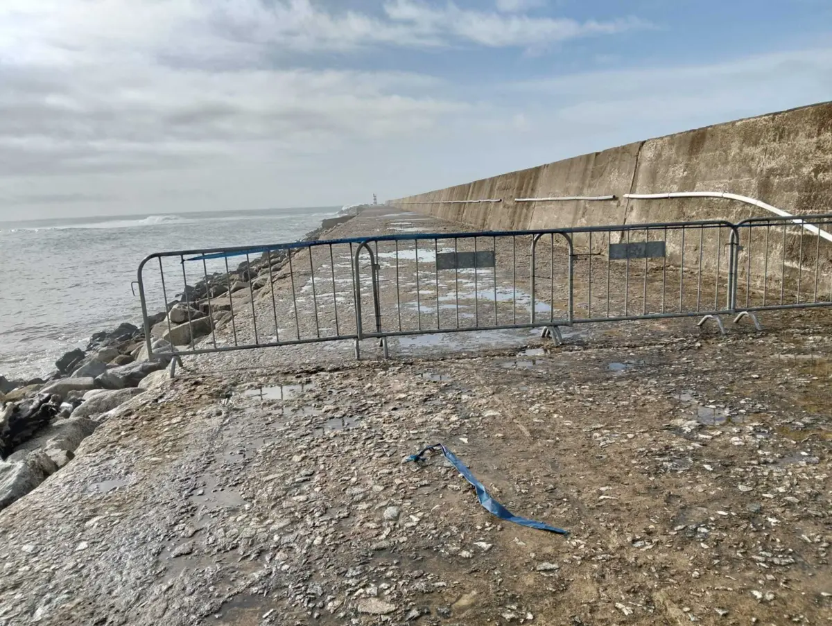 Docapesca vedou o acesso ao topo do molhe, colocando um conjunto de grades a meio do cais