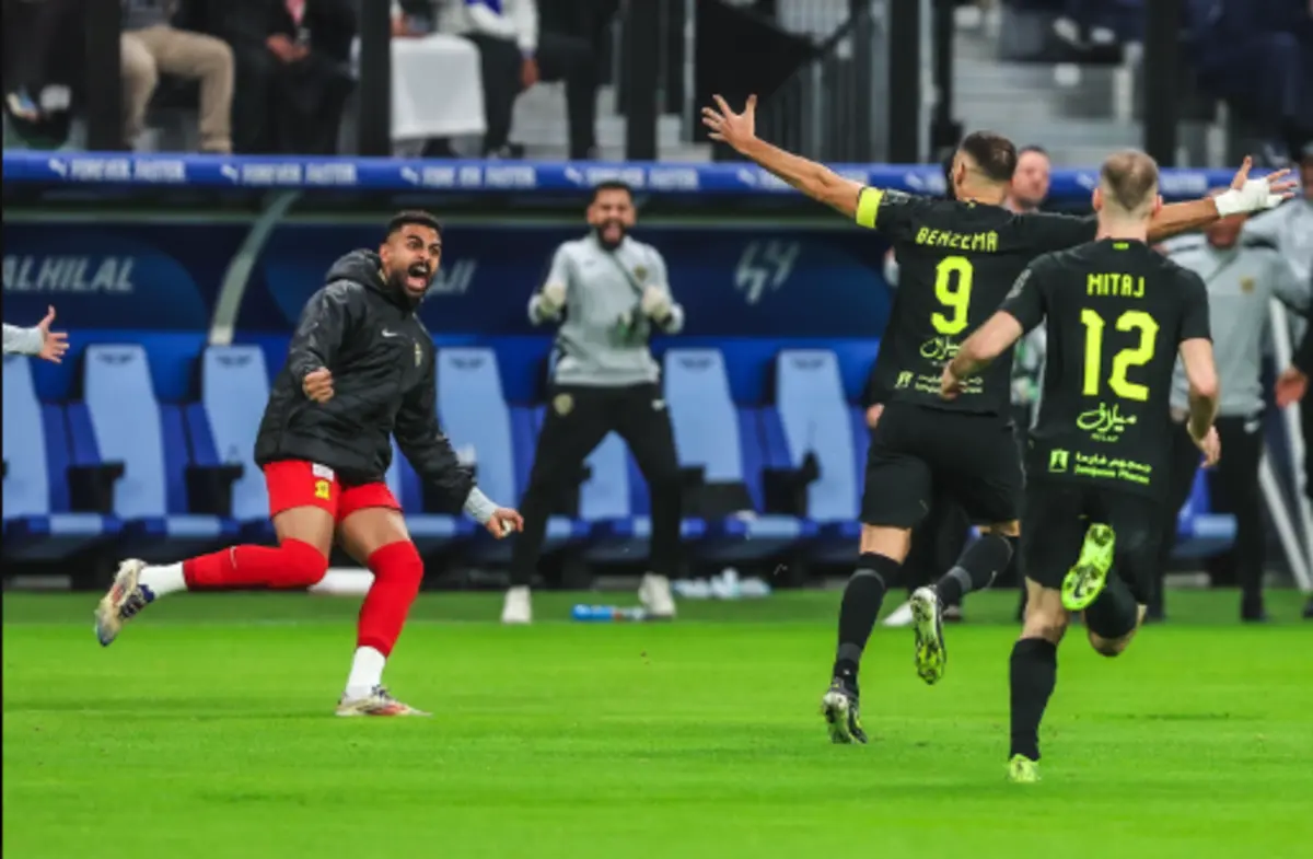 Benzema festeja um dos dois golos marcados ao Al Hilal