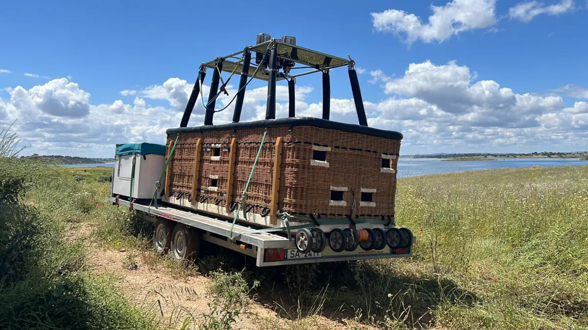 Cesto do balão de ar quente em que seguia o homem