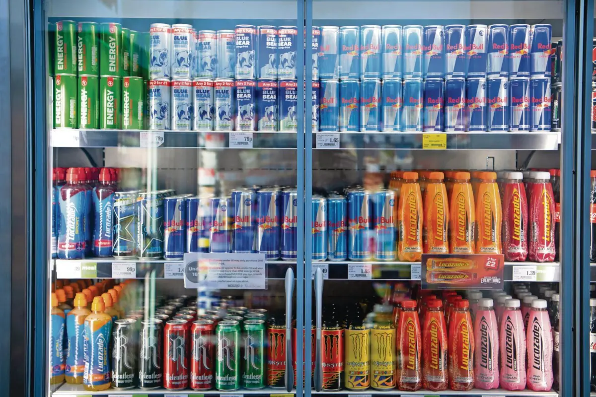 Bebidas energéticas com latas coloridas são apelativas, mas estão a preocupar pediatras e nutricionistas