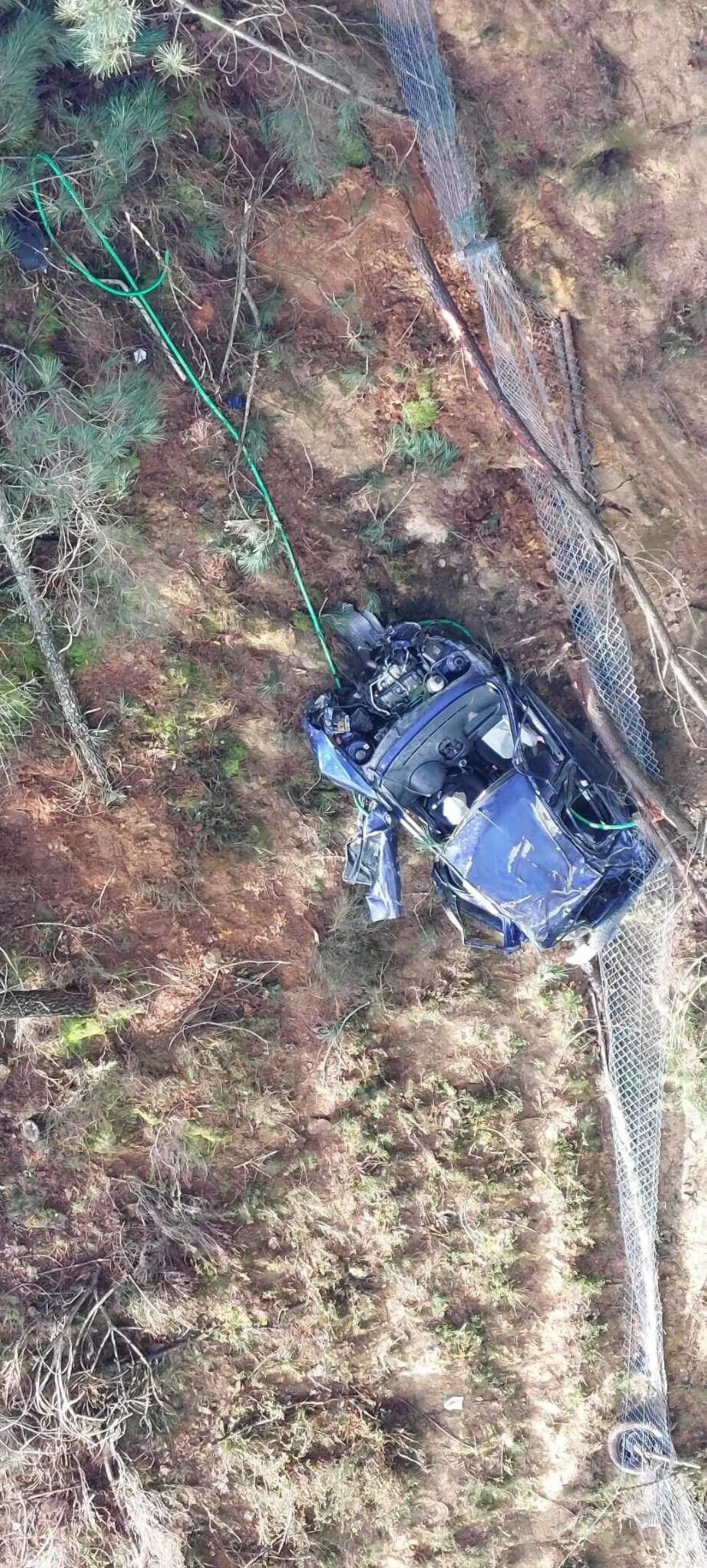 Carro caiu de uma altura de cerca de 50 metros