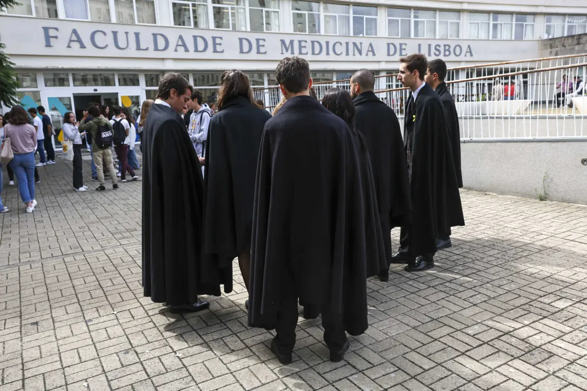 Remuneração é mais elevada quanto maior o grau académico