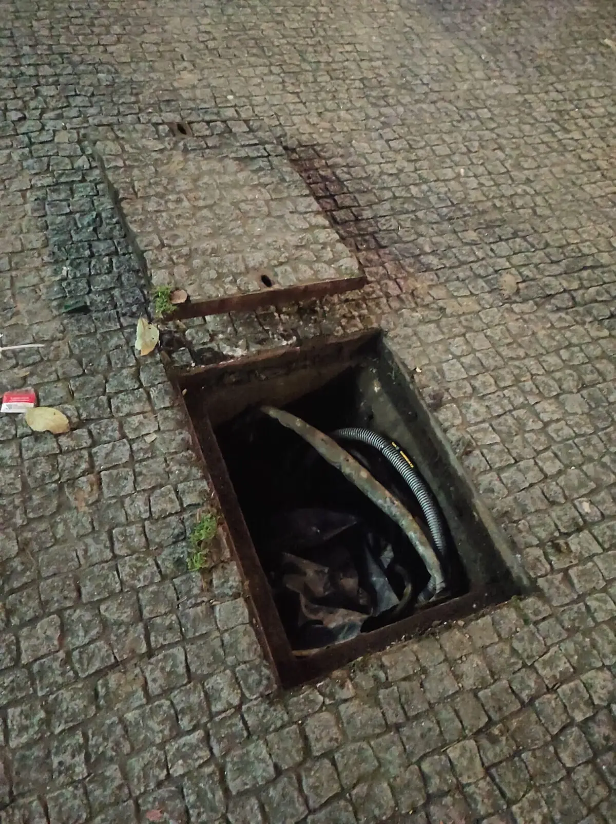 Imagem de contexto do artigo Mãe e filha de dois anos feridas após queda em caixa de comunicações aberta