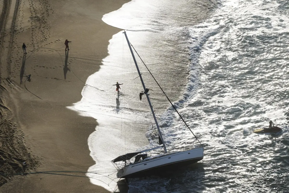 Veleiro preso no areal