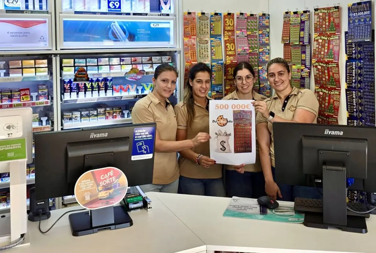 Funcionárias da Pastelaria Doce Biscoito mostram a raspadinha premiada