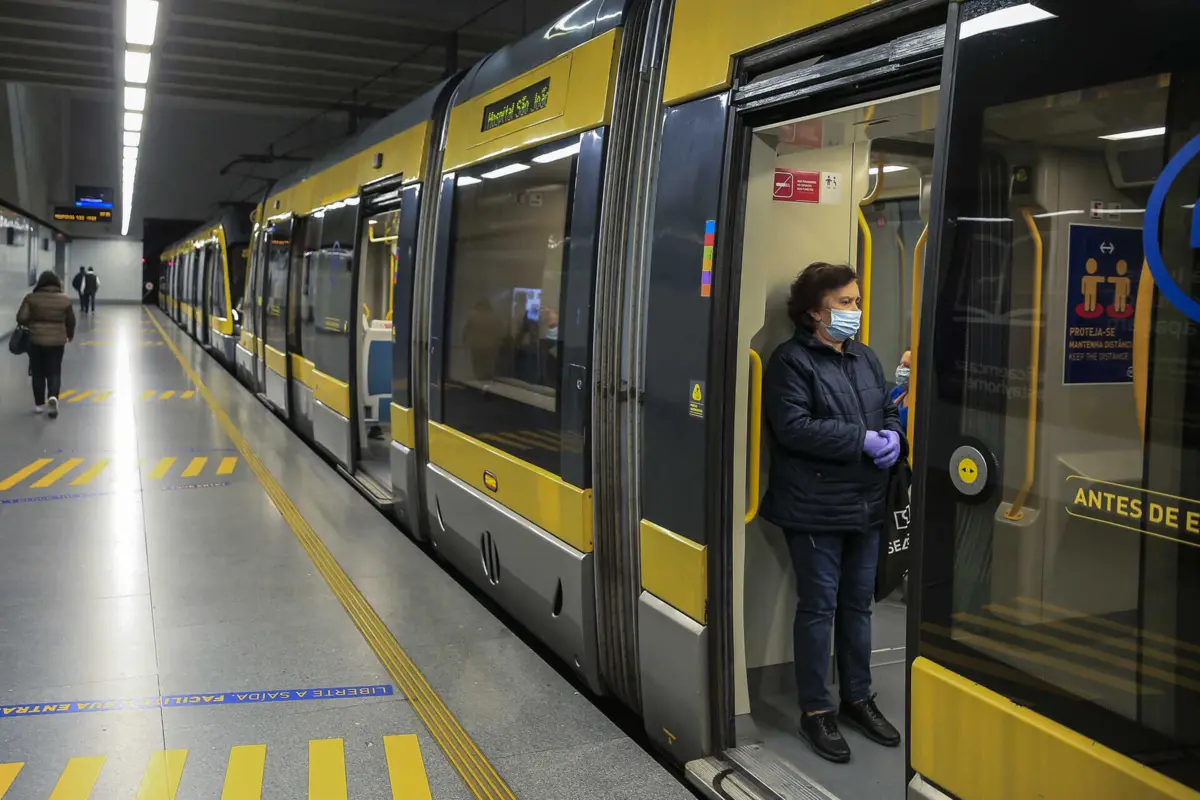 OM aconselha uso da máscara em aglomerados, como por exemplo os transportes coletivos