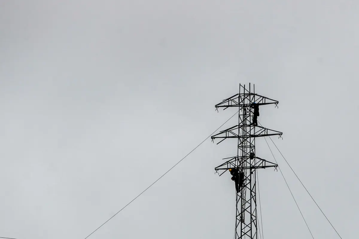 Funcionários da E-Redes procedem aos trabalhos de recuperação da rede elétrica de média tensão devido aos estragos provocados pelo mau tempo, em Leiria, 09 fevereiro 2026. Um homem morreu hoje e outro ficou ferido num acidente de trabalho, em Leiria, quando reparavam estruturas elétricas para a E-Redes danificadas pela tempestade Kristin. PAULO CUNHA/LUSA