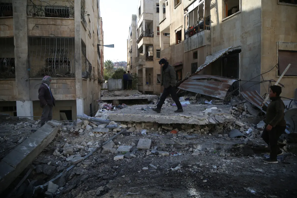 Destruição nas ruas de Idlib, bastião dos rebeldes islâmicos no noroeste da Síria