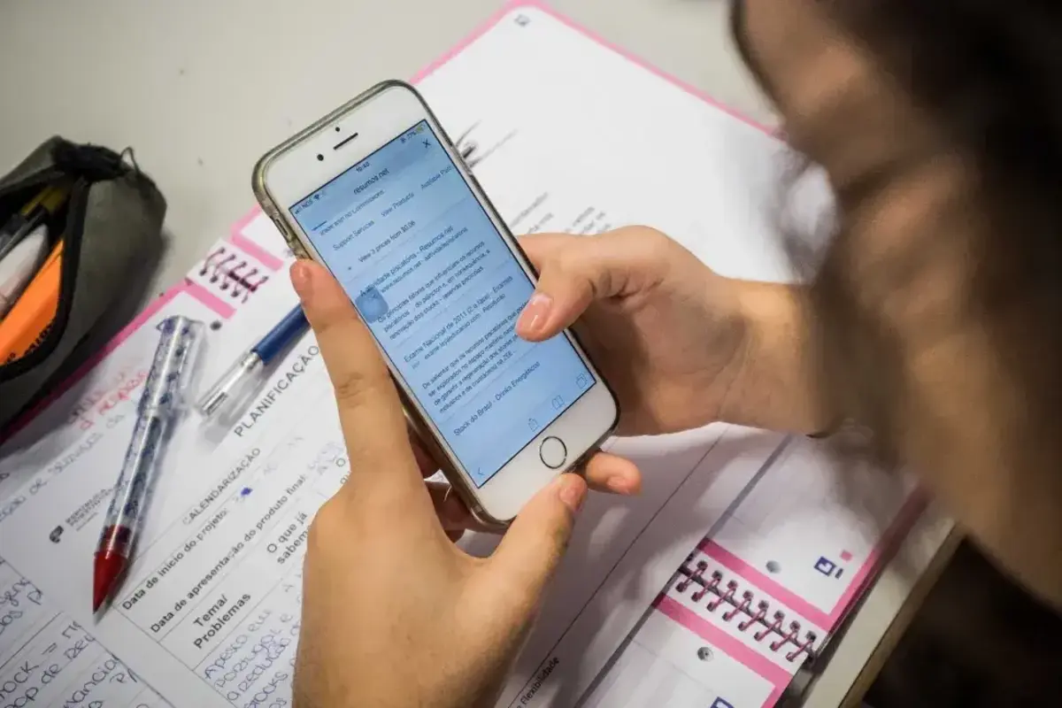 Nova lei autoriza excecionalmente a utilização de dispositivos eletrónicos para fins educativos ou por razões de acessibilidade.