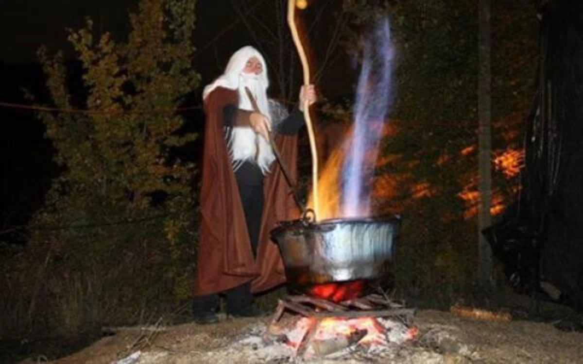 Habitantes da aldeia de Cidões, no concelho de Vinhais, vestem-se para o cortejo celta