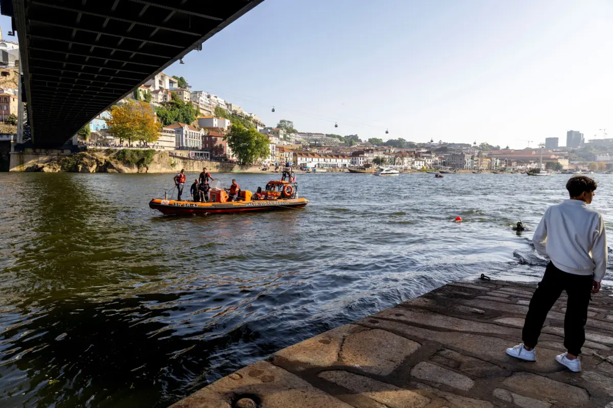 Jovem de 17 anos saltou da ponte Luís I a 30 de maio e estava desaparecido