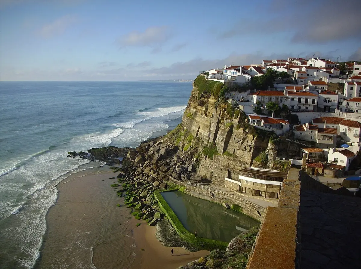 Imagem de contexto do artigo Piscina das Azenhas do Mar interdita devido a "risco sério para a segurança"
