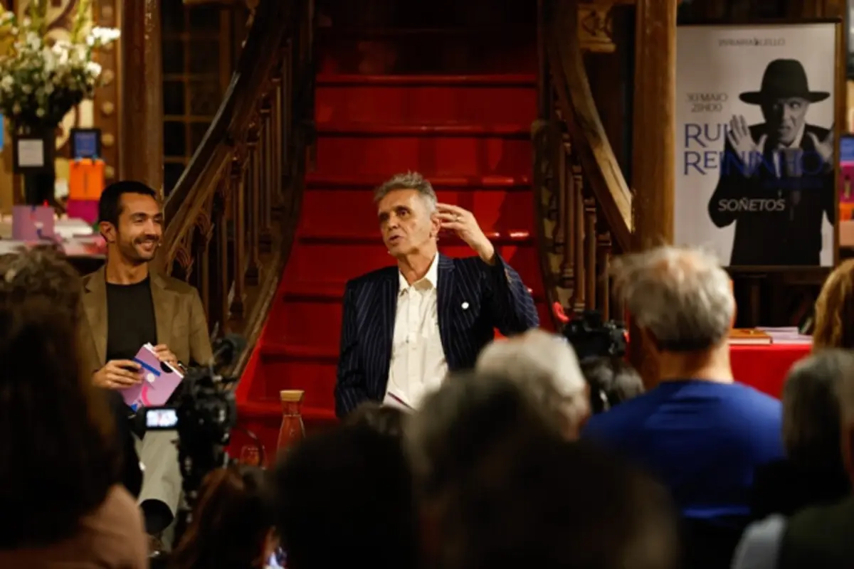 Rui Reininho, com Rui Couceiro, na Livraria Lello, no Porto: “a esfinge de um anjo fumegante”