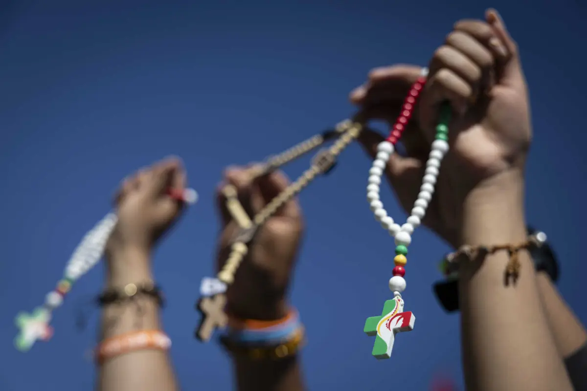 Imagem de contexto do artigo Jovens católicos invadiram missa da comunidade LGBT com crucifixos em riste