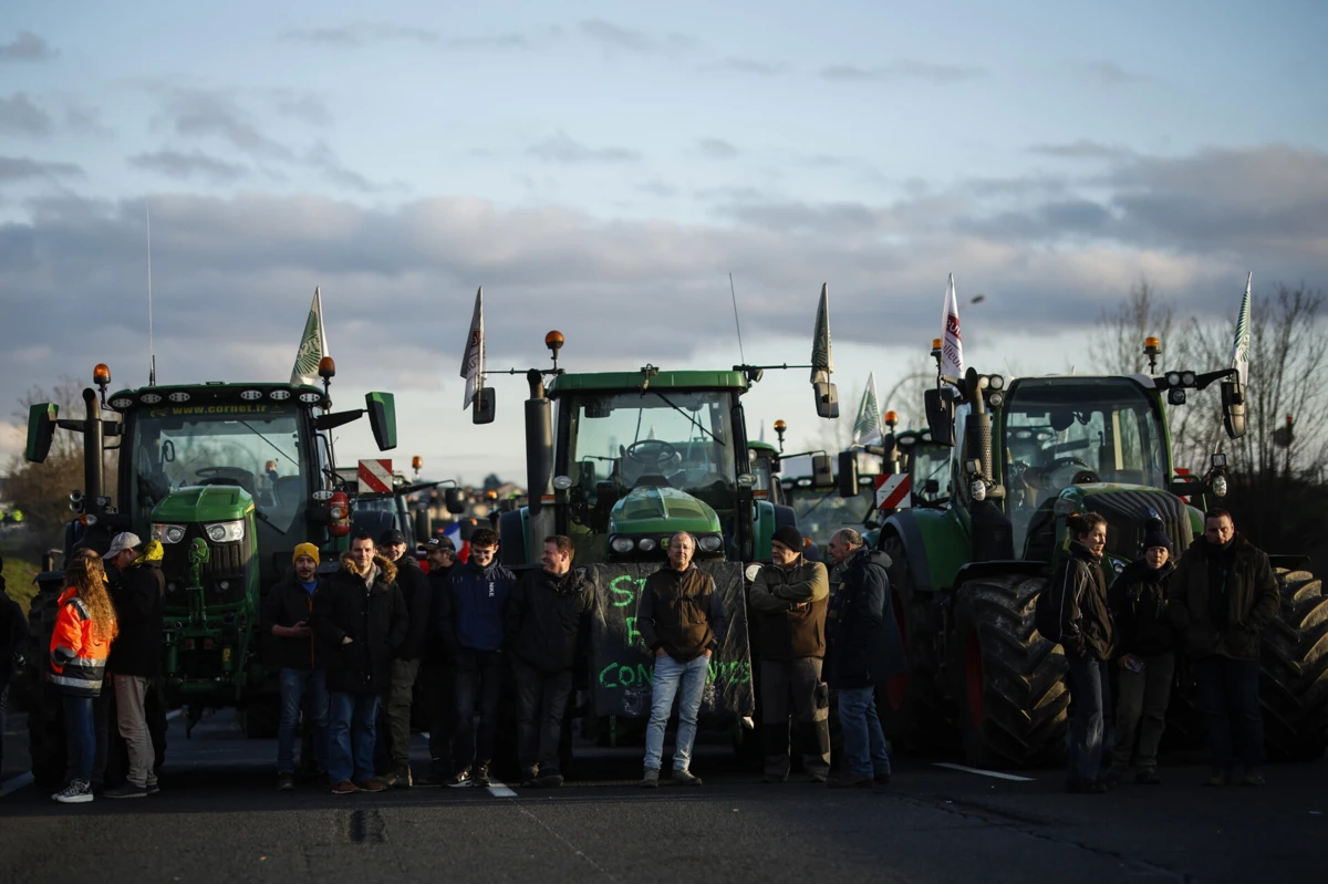 Dezenas de agricultores bloqueiam a autoestrada A6 em Chilly-Mazarin, a sul de Paris