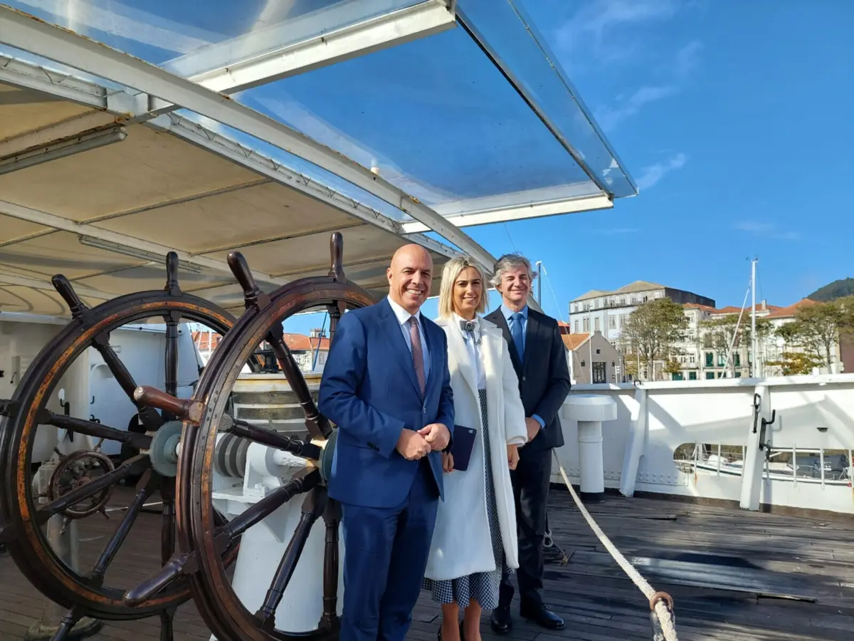 Secretário de Estado das Comunidades Portuguesas, Paulo Cafôfo, à esquerda