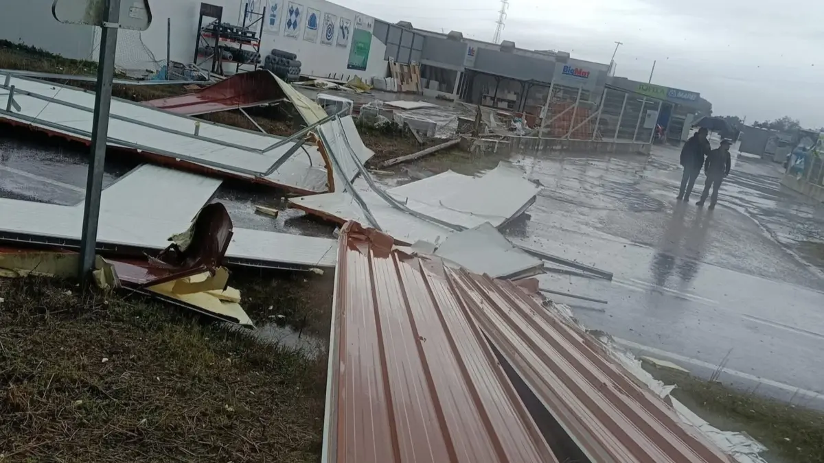 Vento arrancou cobertura de loja em Ferreira do Alentejo