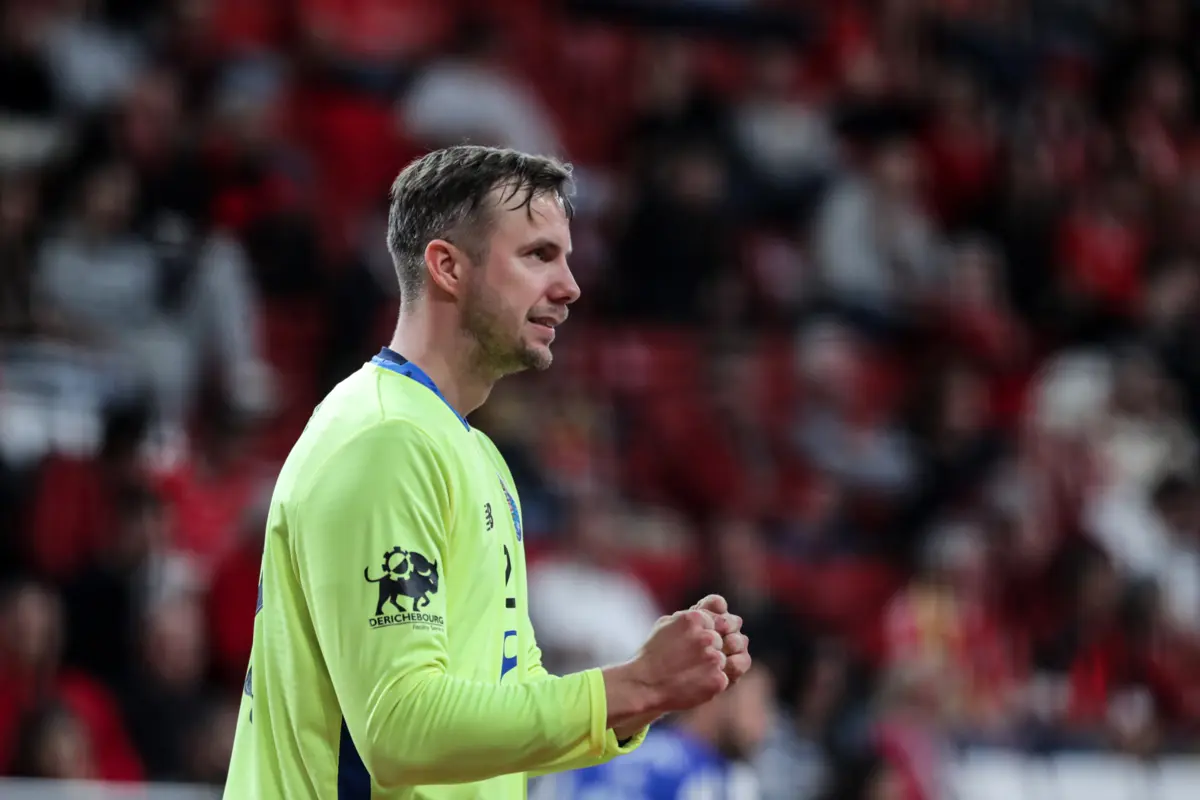 Guarda-redes Abrahamsson brilhou na baliza portista, ao fazer 19 defesa