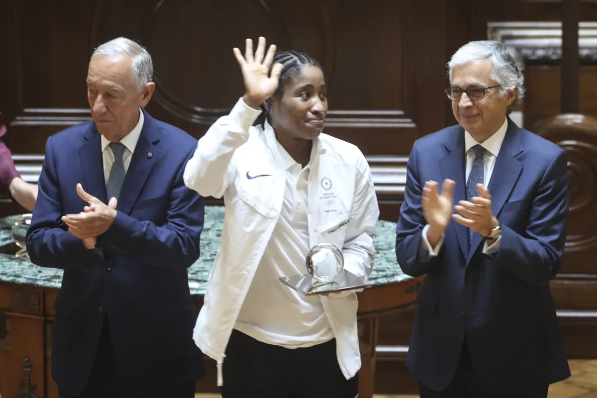 Cindy Ngamba, ao lado de Marcelo Rebelo de Sousa e José Pedro Aguiar-Branco