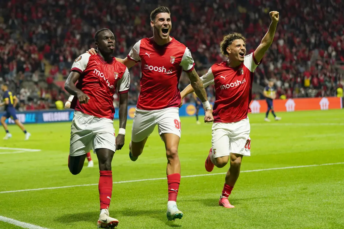 Bruma festeja com Roberto Fernández e Gharbi