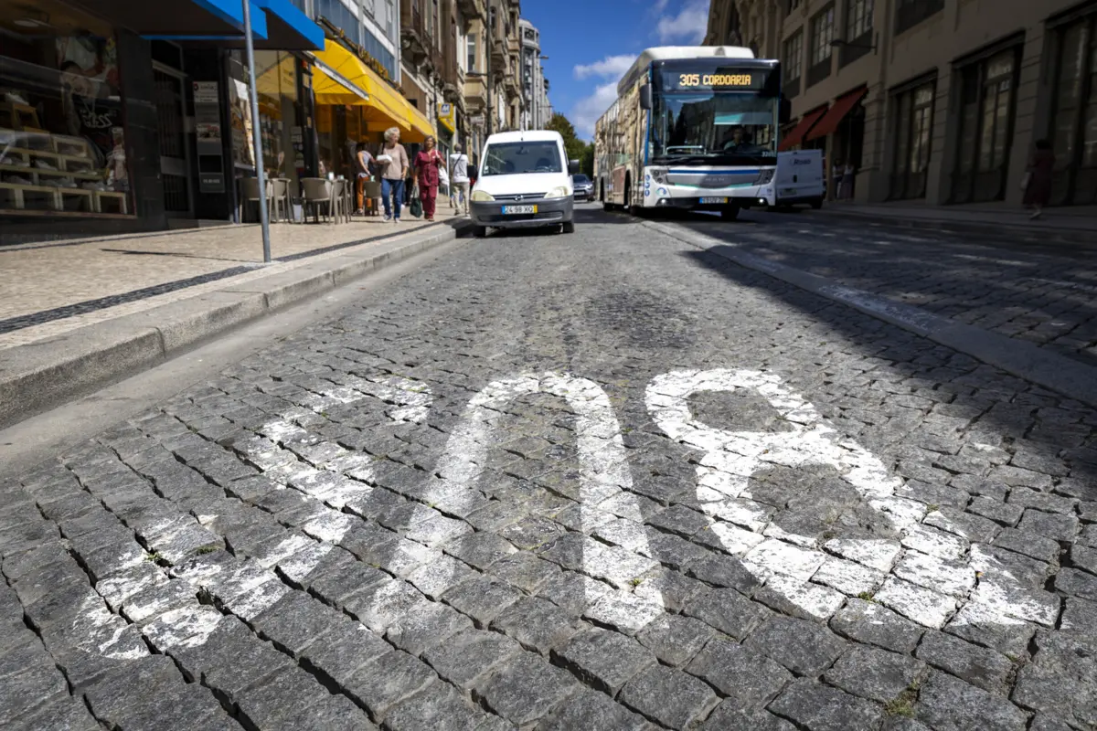 STCP vai autuar condutores que estacionem carros em corredores BUS ou paragens de autocarro