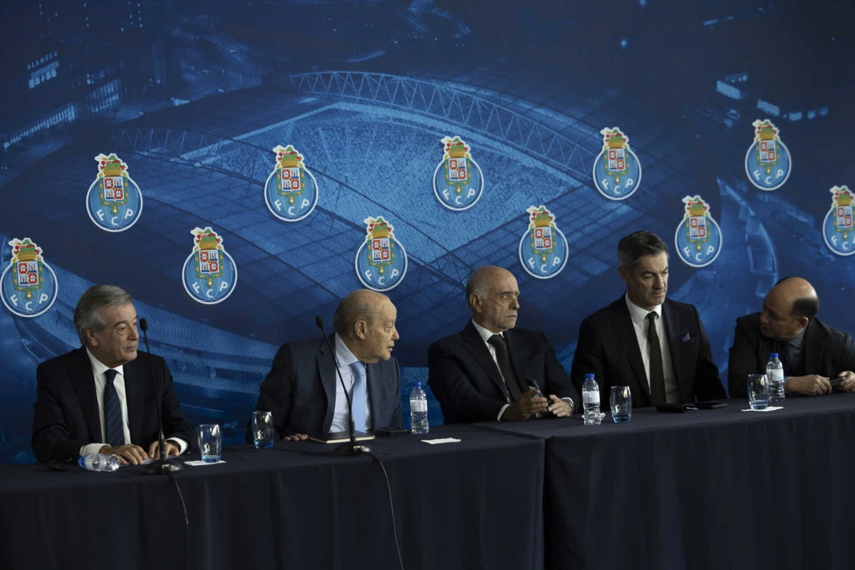 Pinto da Costa e a restante administração da SAD durante a apresentação das contas semestrais de 2023/24