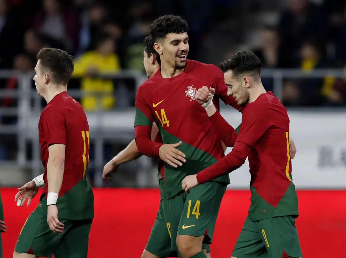 Tomás Araújo (ao meio) diz que os favoritos provam-se em campo