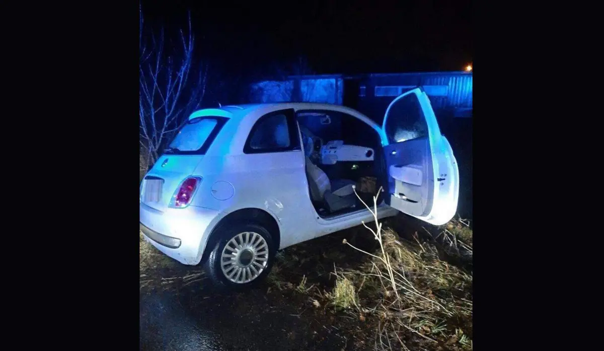 Os dois passageiros foram detidos mas o condutor conseguiu escapar a pé