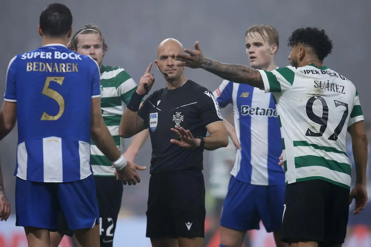 Clássico não teve polémicas arbitrais, mas continua fora do campo