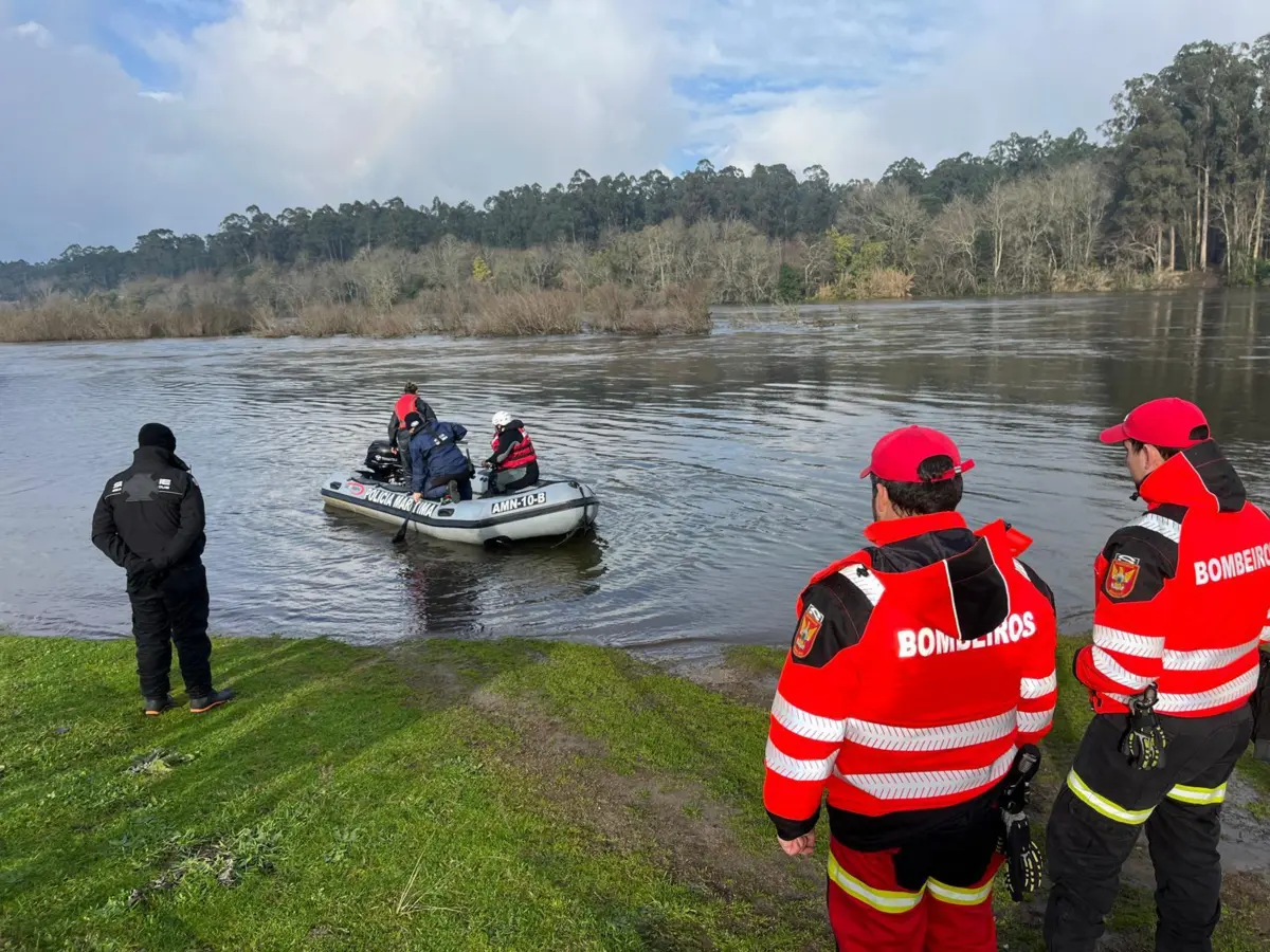 A operação de resgate decorreu de manhã, com recurso a uma embarcação da Polícia Marítima
