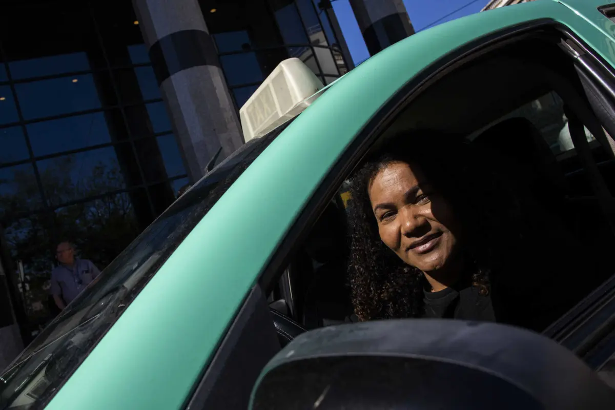 Heidi Regina, taxista, anda sempre "com lenços nos bolsos" face à falta de condições das casas de banho públicas