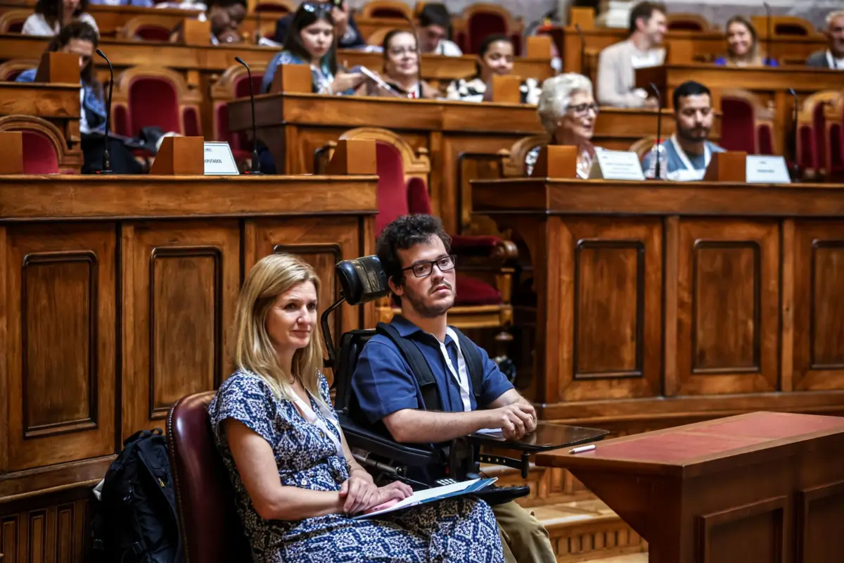 Pessoas de todo o país assistiram ao debate no Parlamento
(Mário Vasa)
(Mário Vasa)