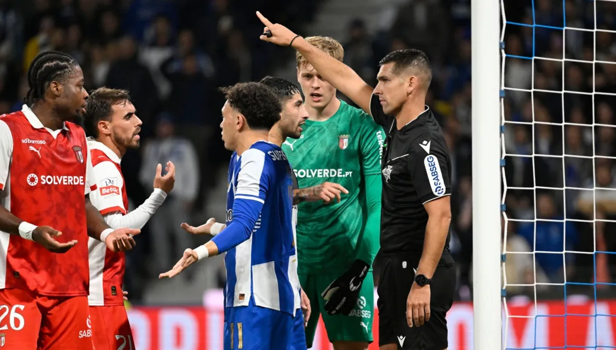 O momento em que Fábio Veríssimo anula o golo a Froholdt