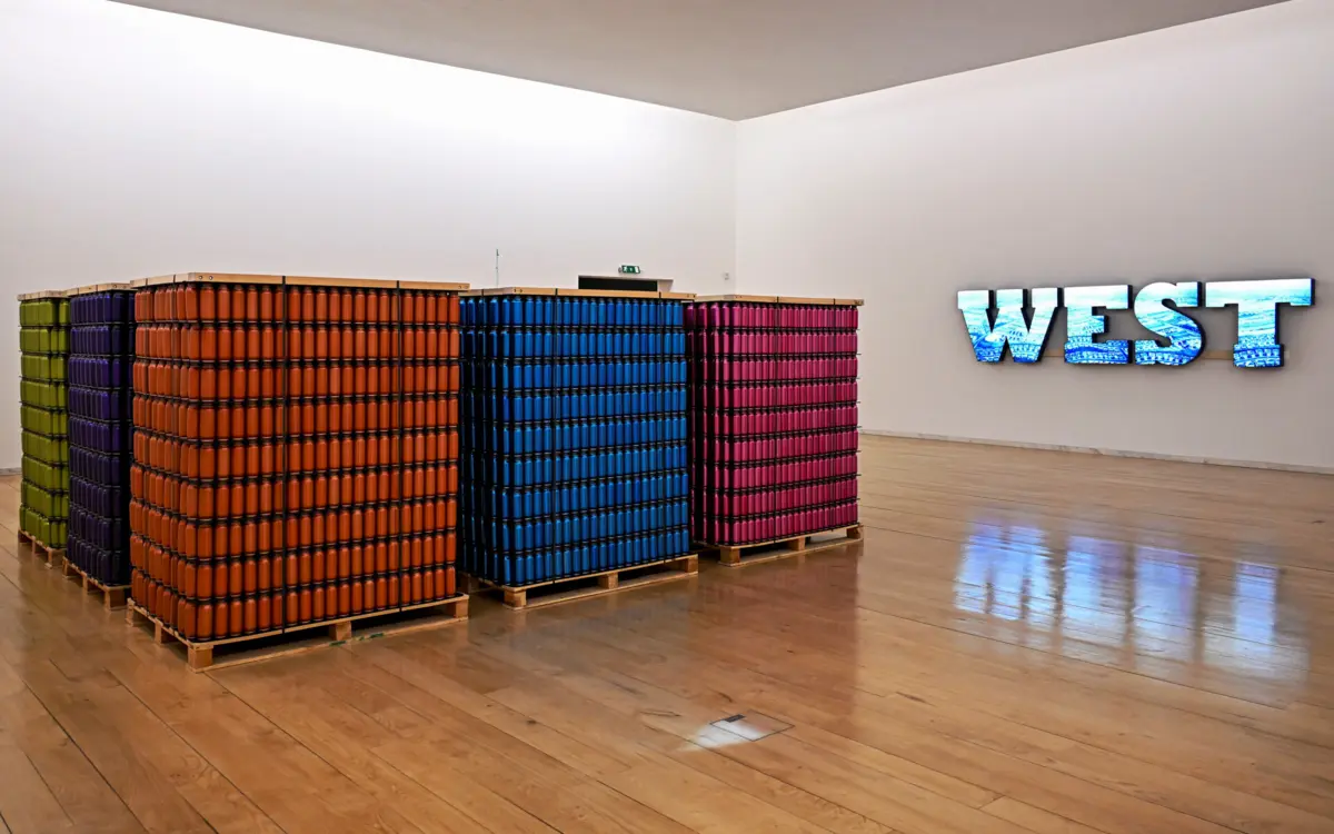 “Errata”, de Jean-Luc Moulène, é das obras mais volumosas da nova exposição "This is a shot".