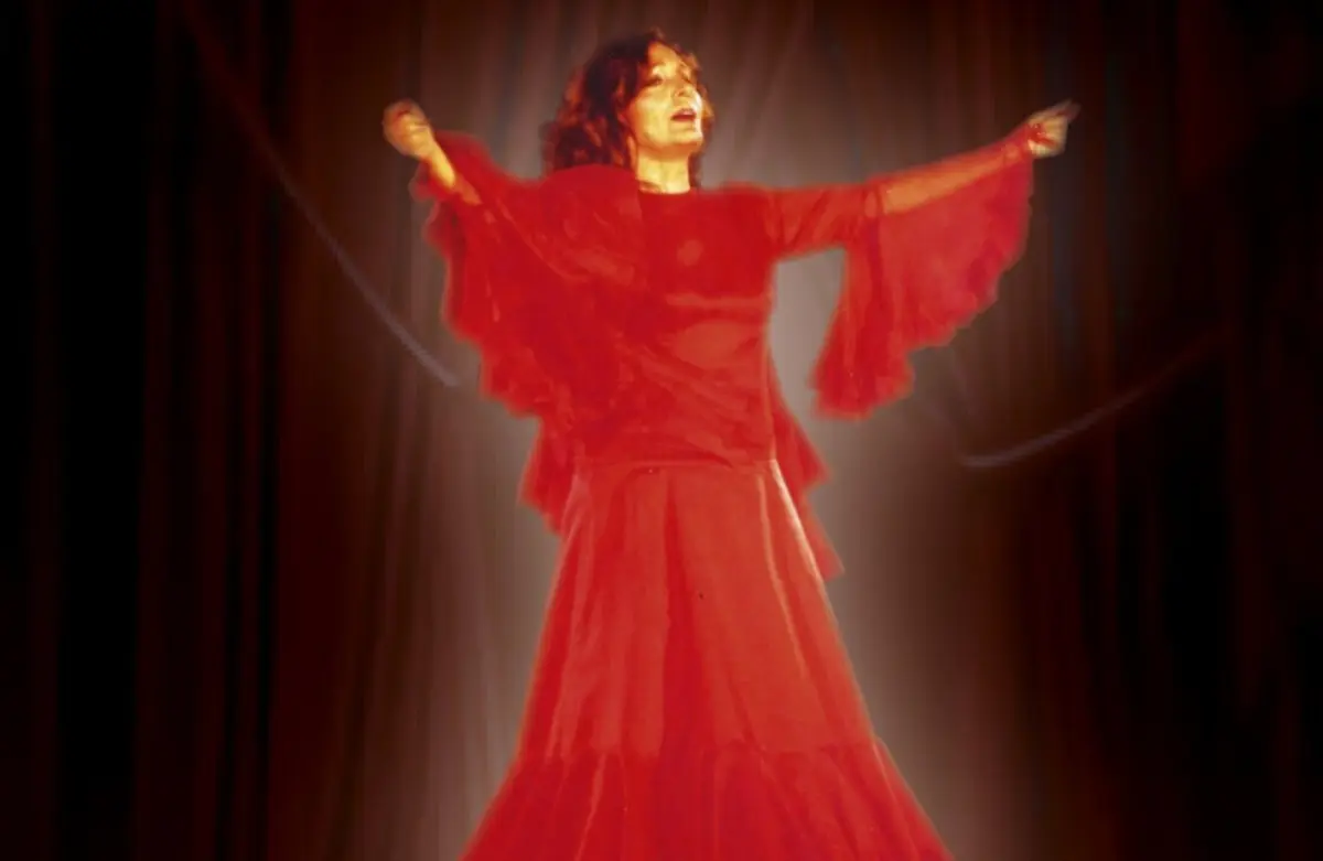 Amália, que morreu em 1999, aos 79 anos, ressurge a cantar em “Ah, Amália - Living Experience” na forma de um holograma.