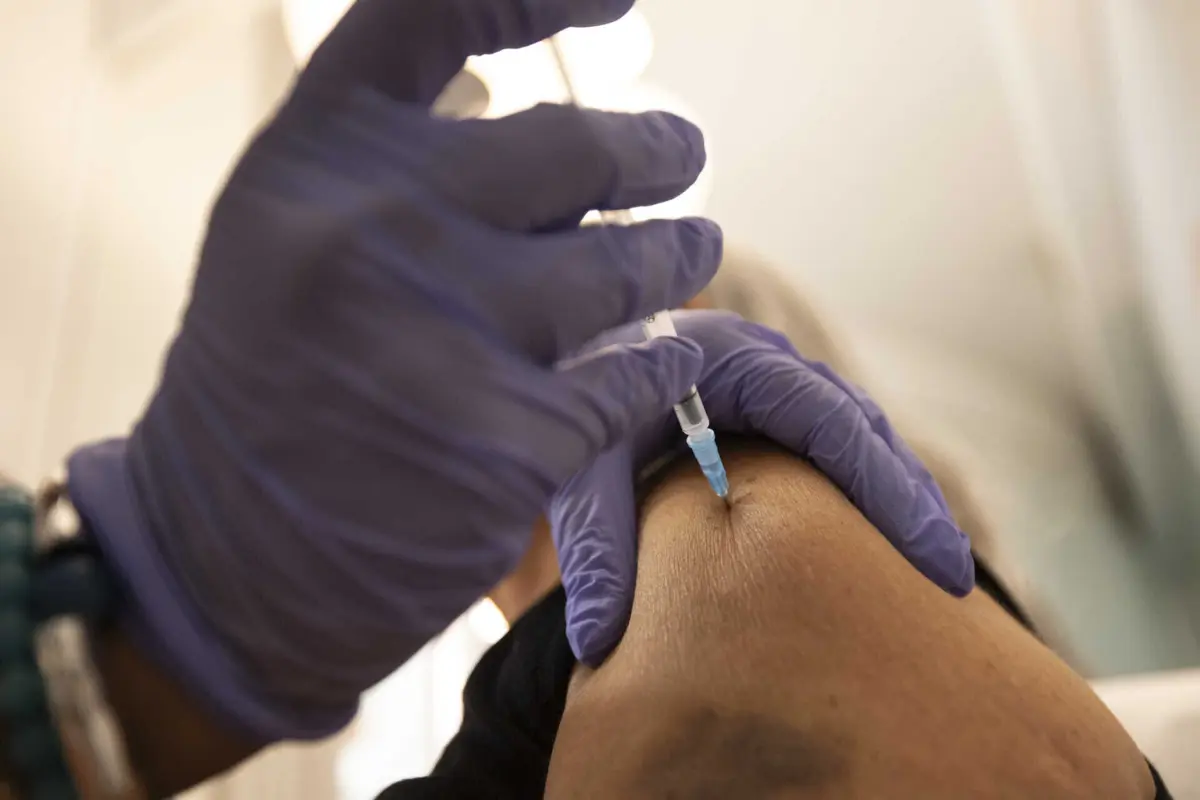 Desde o dia 17 de dezembro que a vacinação gratuita contra a gripe e a covid-19 ficou disponível para o grupo entre 50 e 59 anos, com a DGS a prever que chegue a 250 mil pessoas