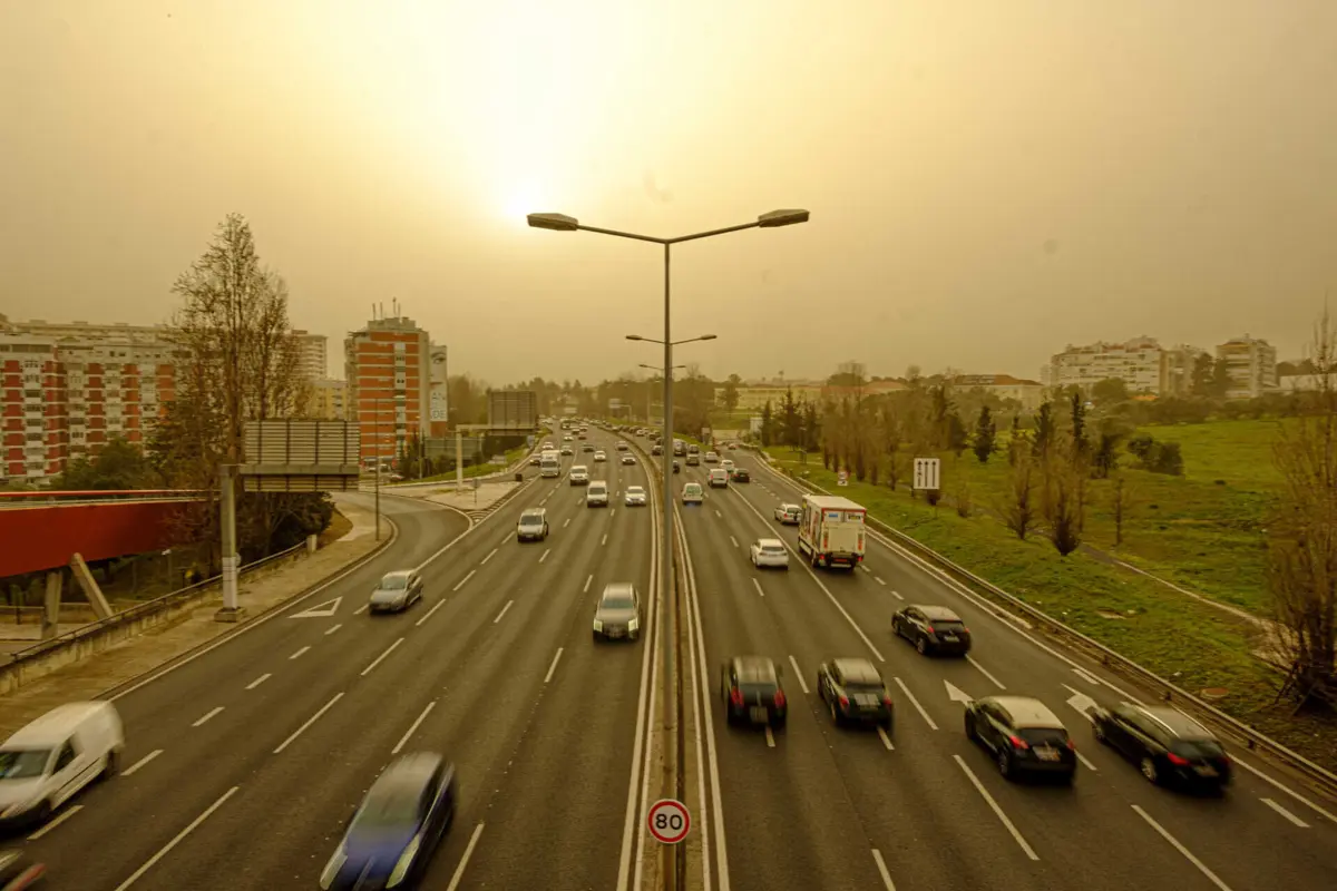 Poeiras vindas de África podem deixar o céu mais acinzentado em Portugal
