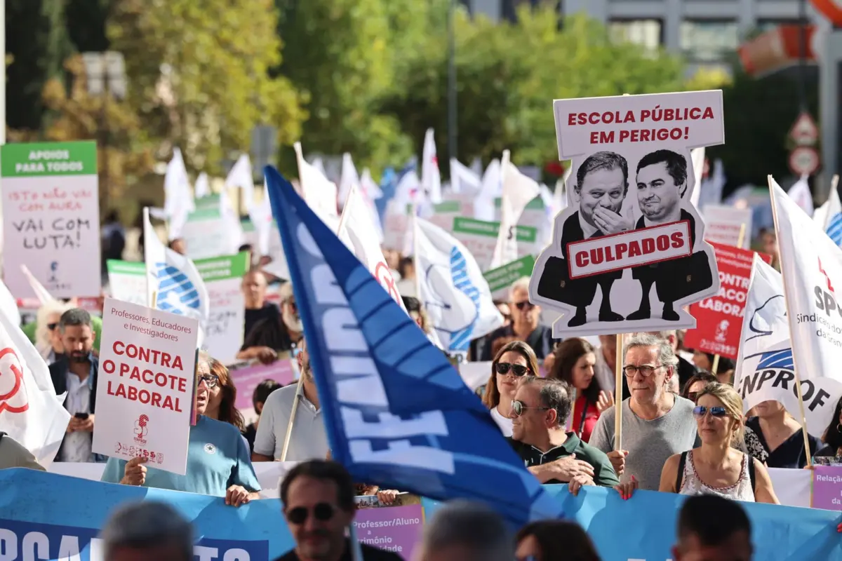 Fenprof organizou uma concentração e desfile, no centro de Lisboa, do Jardim do Arco do Cego até à nova sede do Governo, onde se encontra a Presidência do Conselho de Ministros