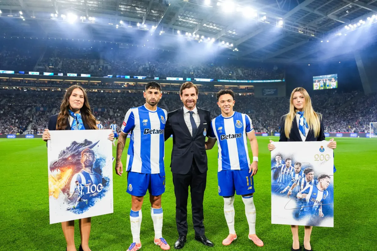 Dupla atingiu marcas redondas ao serviço dos azuis e brancos